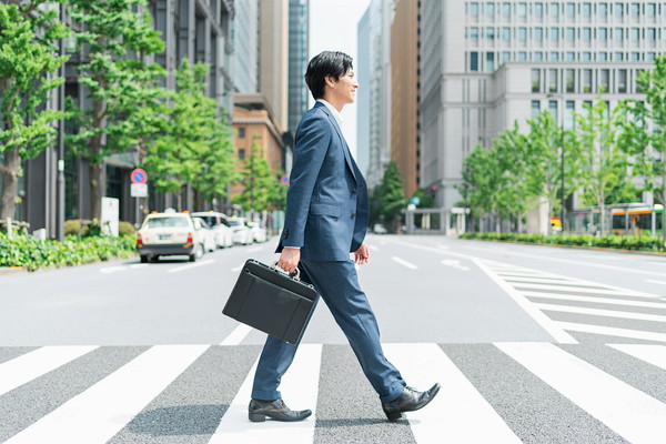 姿勢よく歩く男性