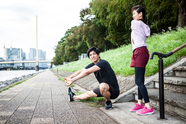 公園で運動する男女