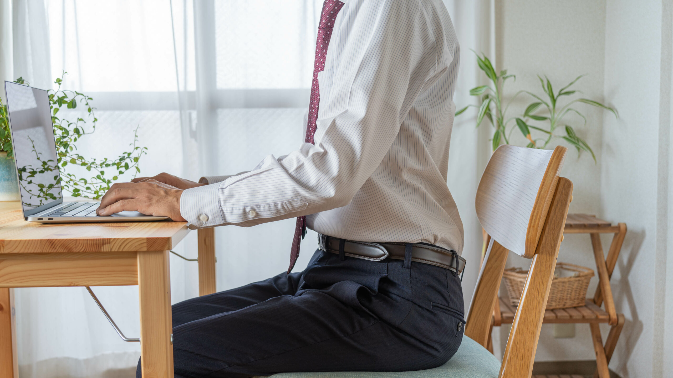 正しい姿勢で座る男性