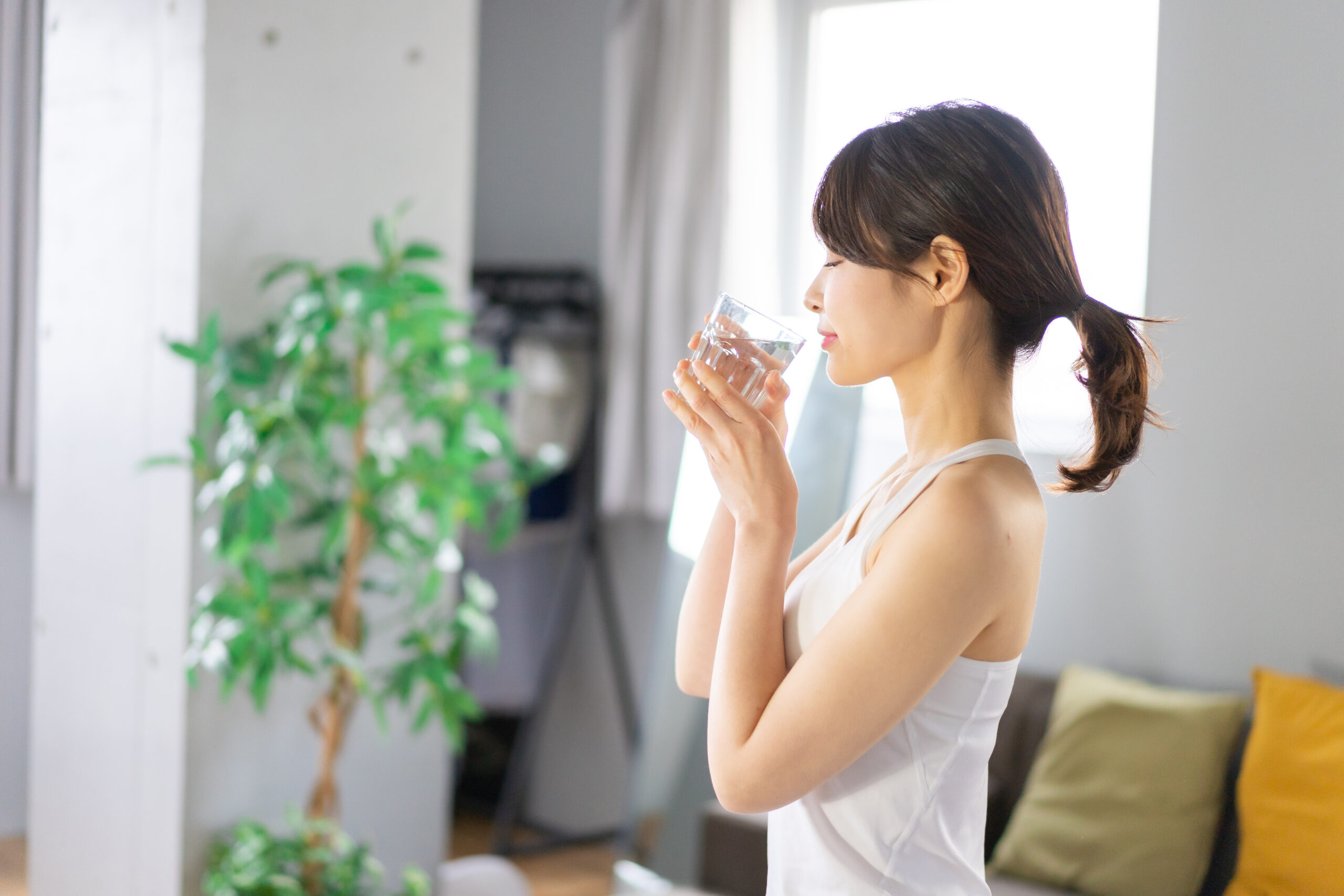 水分補給をする女性