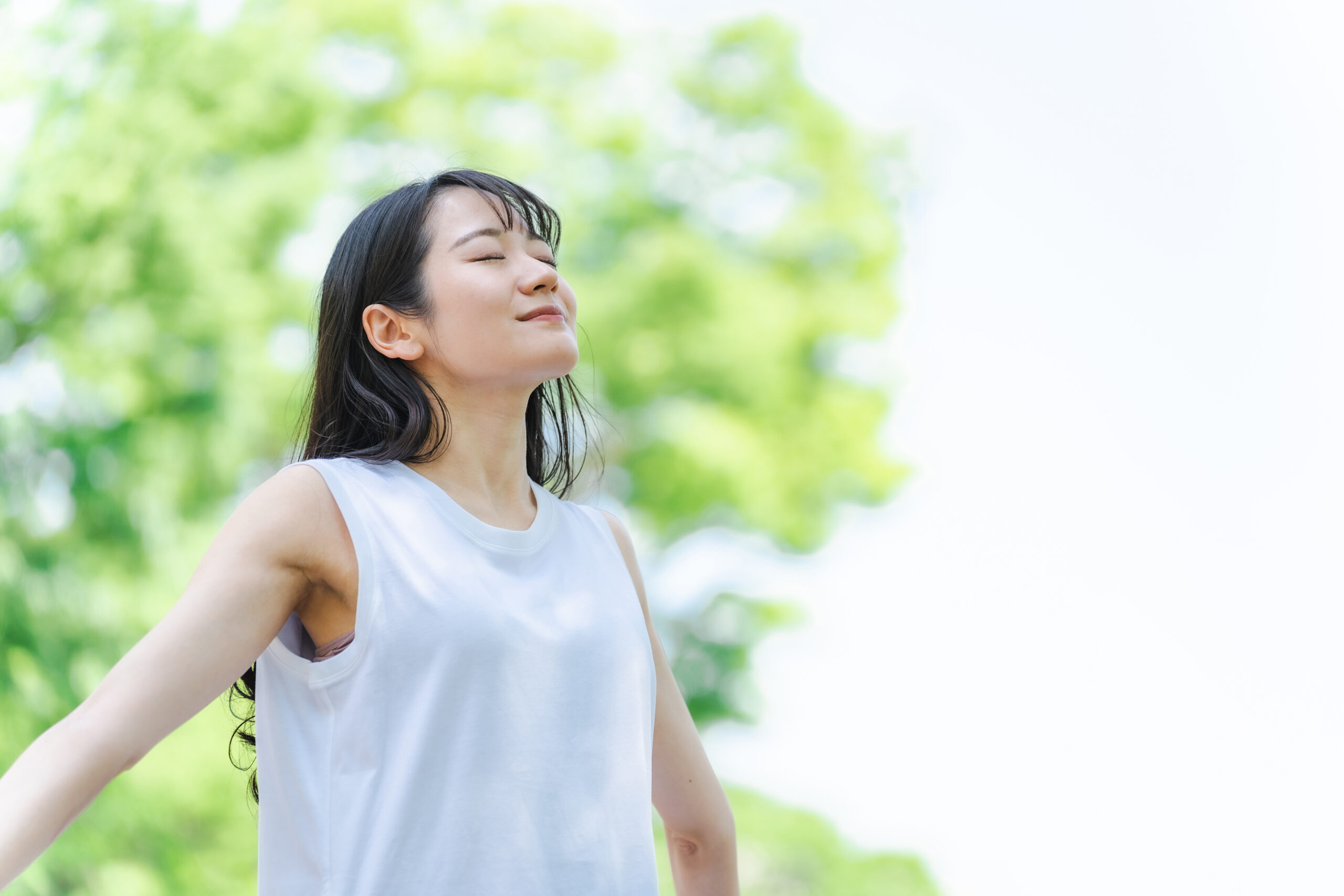 気分がはれやかな女性