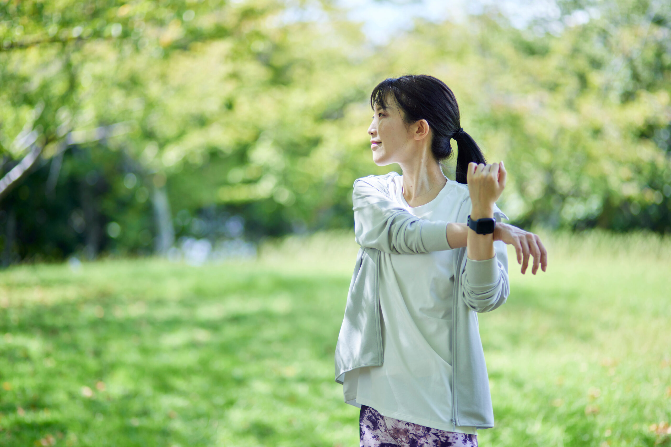 公園でストレッチをする女性