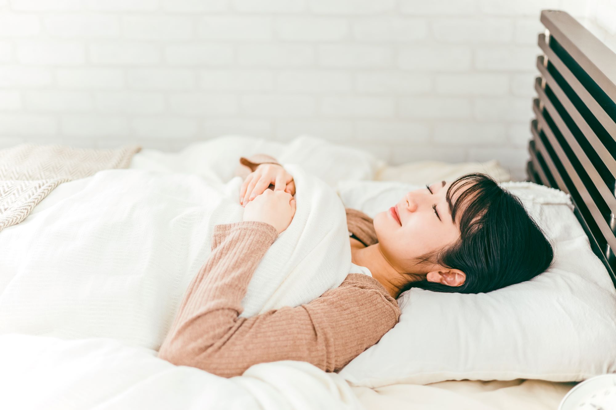 睡眠する女性