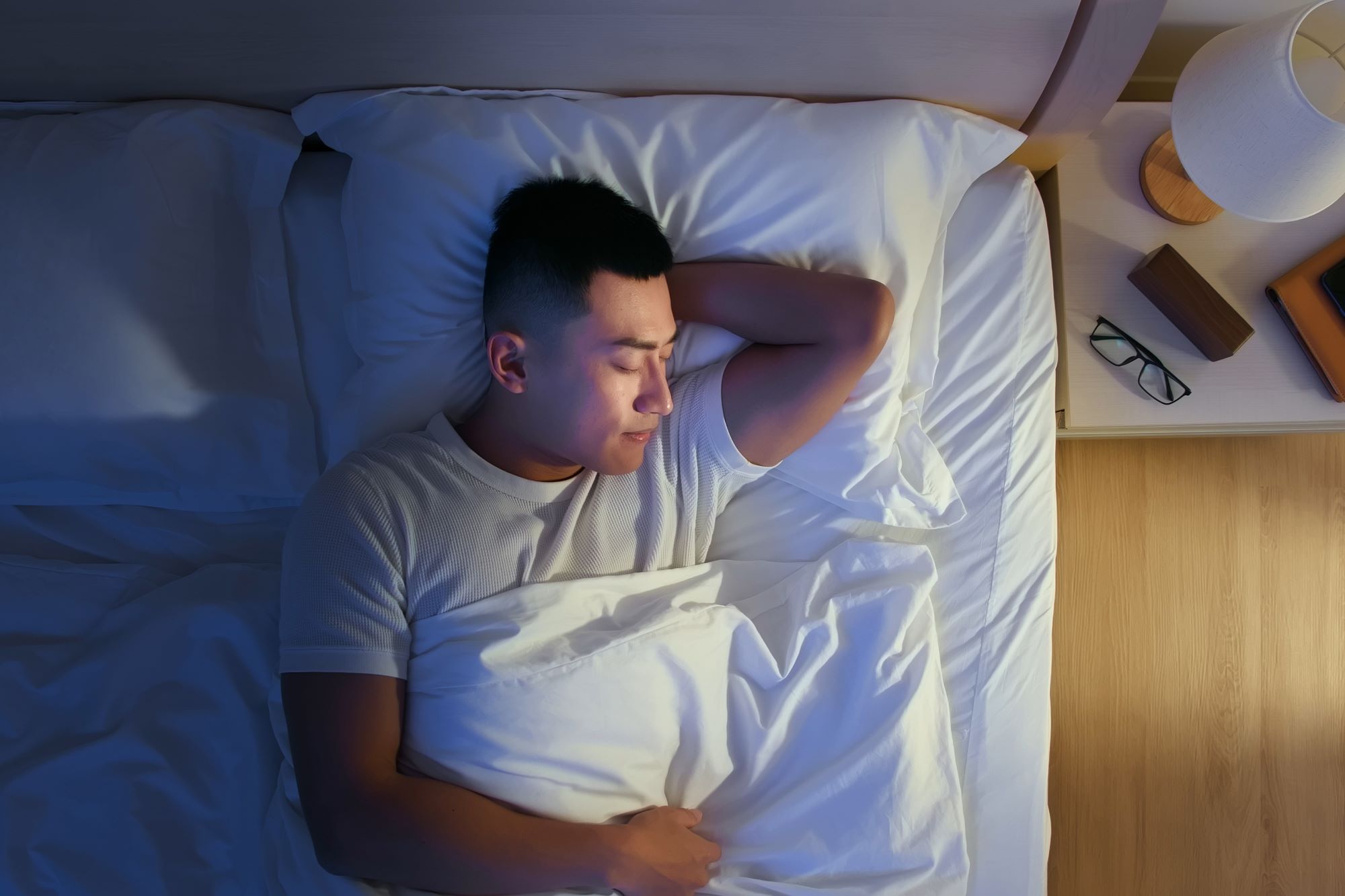 睡眠をとる男性